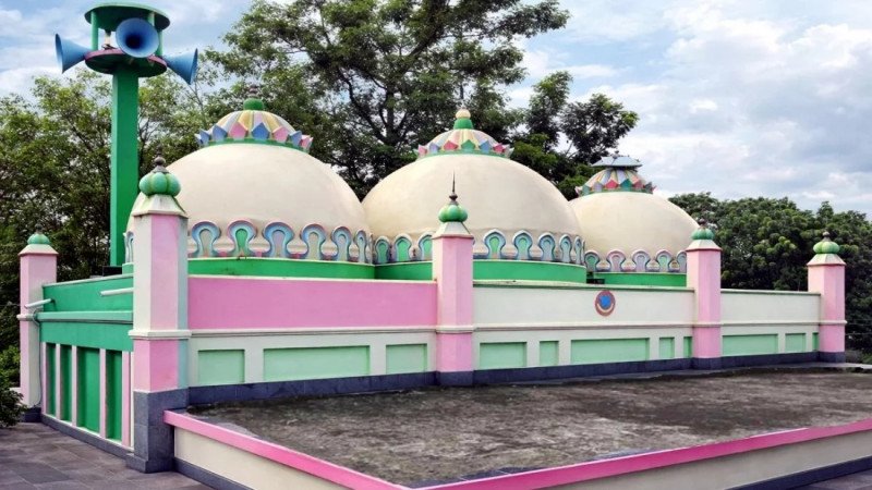 কুমিল্লার তিন গম্বুজের ফাতেহ খাঁ জামে মসজিদ : শিল্পকলার অনন্য স্থাপত্যশৈলীর এক অনন্য নিদর্শন