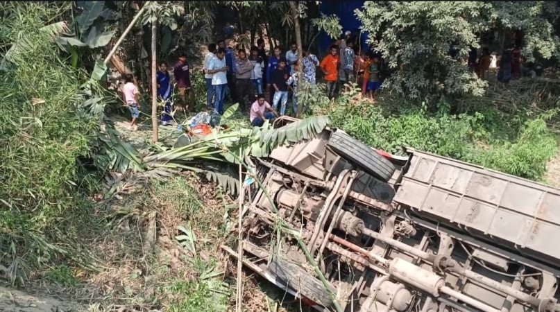 ফরিদপুরে নিয়ন্ত্রণ হারিয়ে বাস খাদে, অর্ধশতাধিক আহত