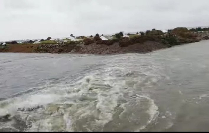 মধ্যনগরে বাঁধ ভেঙে ডুবে গেছে হাজারো কৃষকের স্বপ্ন
